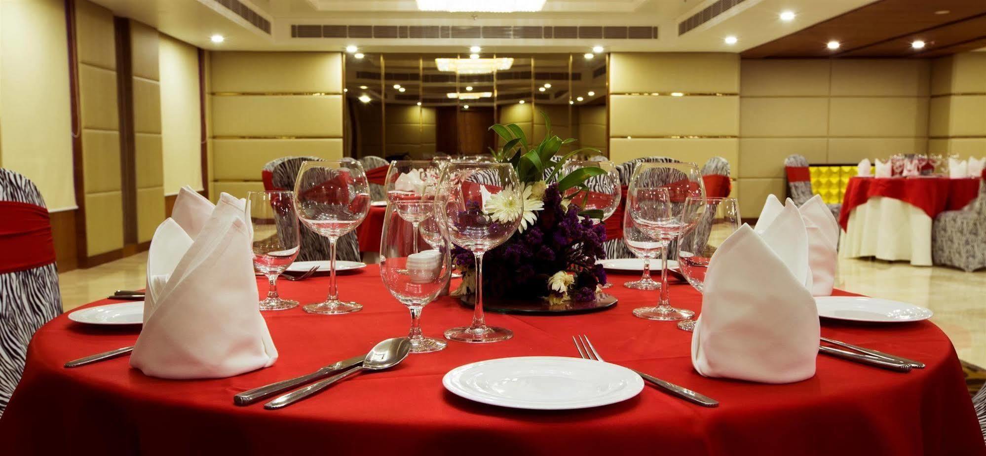 Ramada By Wyndham Ghaziabad Vasundhara Hotel Exterior photo